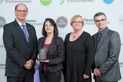 Madame Dominique Dodier remet un prix dans le cadre du Cocktail des Distinctions de Réseau Environnement